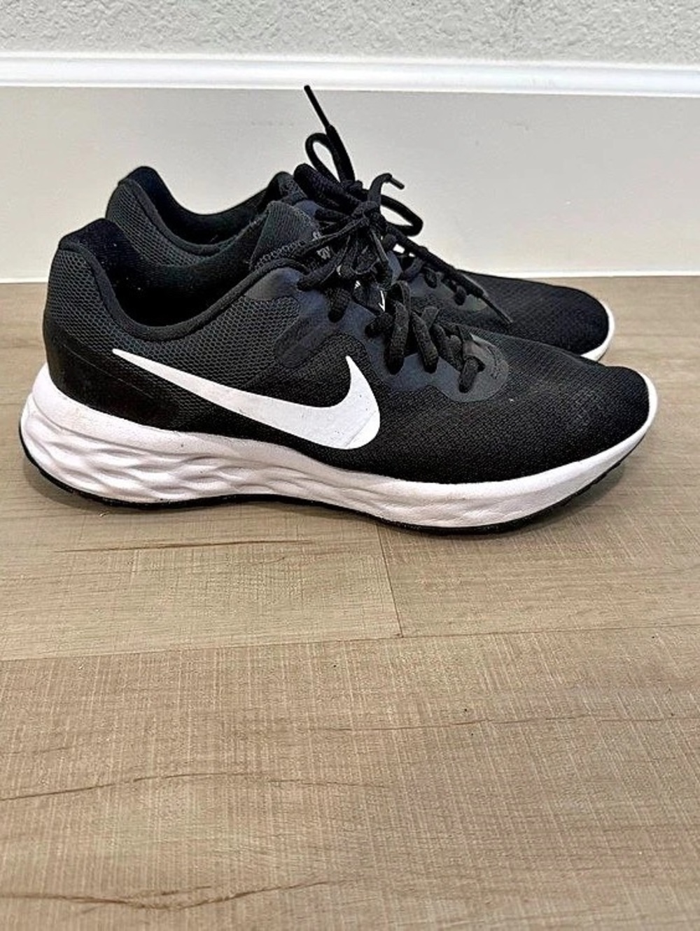 Nike Revolution 5 Athletic Shoes Black & White US 8.5